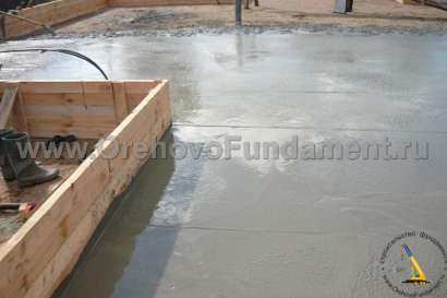 Заливка бетонной смеси под плитный фундамент