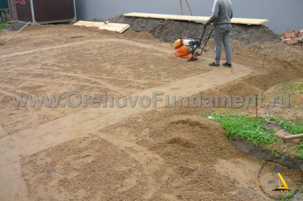 Уплотнение песка с помощью виброплиты