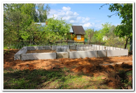 Сборный фундамент под загородный дом (фото с садового участка)